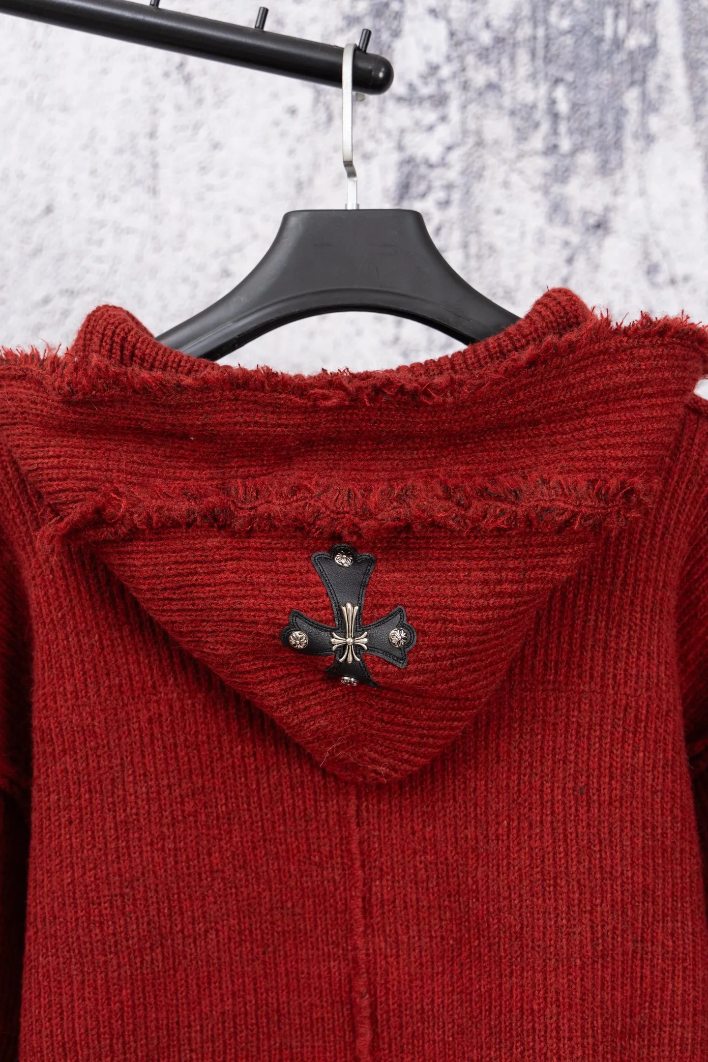P300 Chrome Hearts CH Chrome Hearts 2025 hooded red sweater. Cross tassel leather label hooded soft and waxy red sweater. The sweater has a soft and waxy feel. The classic cross leather label design on the back cap is really great to wear as an inner layer or as a stand-alone in winter. It is full of Christmas and New Year flavor. It is a very practical item and is very versatile. It is recommended to buy it early. Size: S M L Color: Red